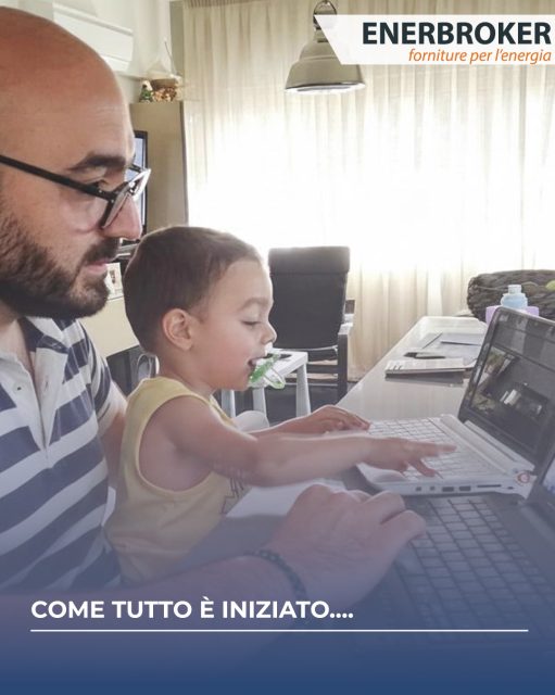 Dieci anni fa non c’erano uffici, insegne o grandi progetti.
C’era un bancone di casa, un computer acceso e un’idea che faceva rumore nella testa più di tutto il resto.

In quella foto c’è l’inizio di tutto: il lavoro che si intreccia alla vita, i sogni che trovano spazio tra un caffè e una tastiera, la voglia di costruire qualcosa di solido partendo da zero.
Sono passati dieci anni fatti di notti lunghe, errori, scelte coraggiose, clienti diventati partner e sfide vinte un passo alla volta.

Oggi l’azienda è cresciuta, si è strutturata, guarda avanti.
Ma quello spirito è lo stesso: credere nelle idee, nel lavoro fatto bene e nelle persone.

Dieci anni dopo, lo sappiamo bene:
le grandi storie non nascono nei grandi uffici.
Nascono a casa, quando qualcuno decide di provarci davvero. 💙